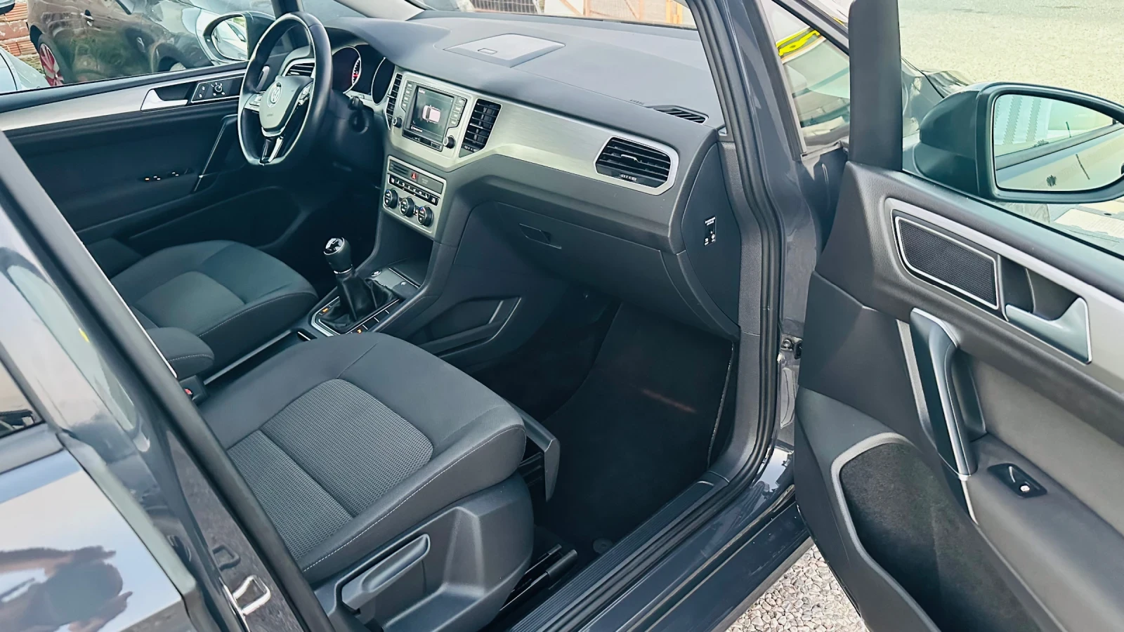 VW Sportsvan 1.6TDI, снимка 12 - Автомобили и джипове - 55620819