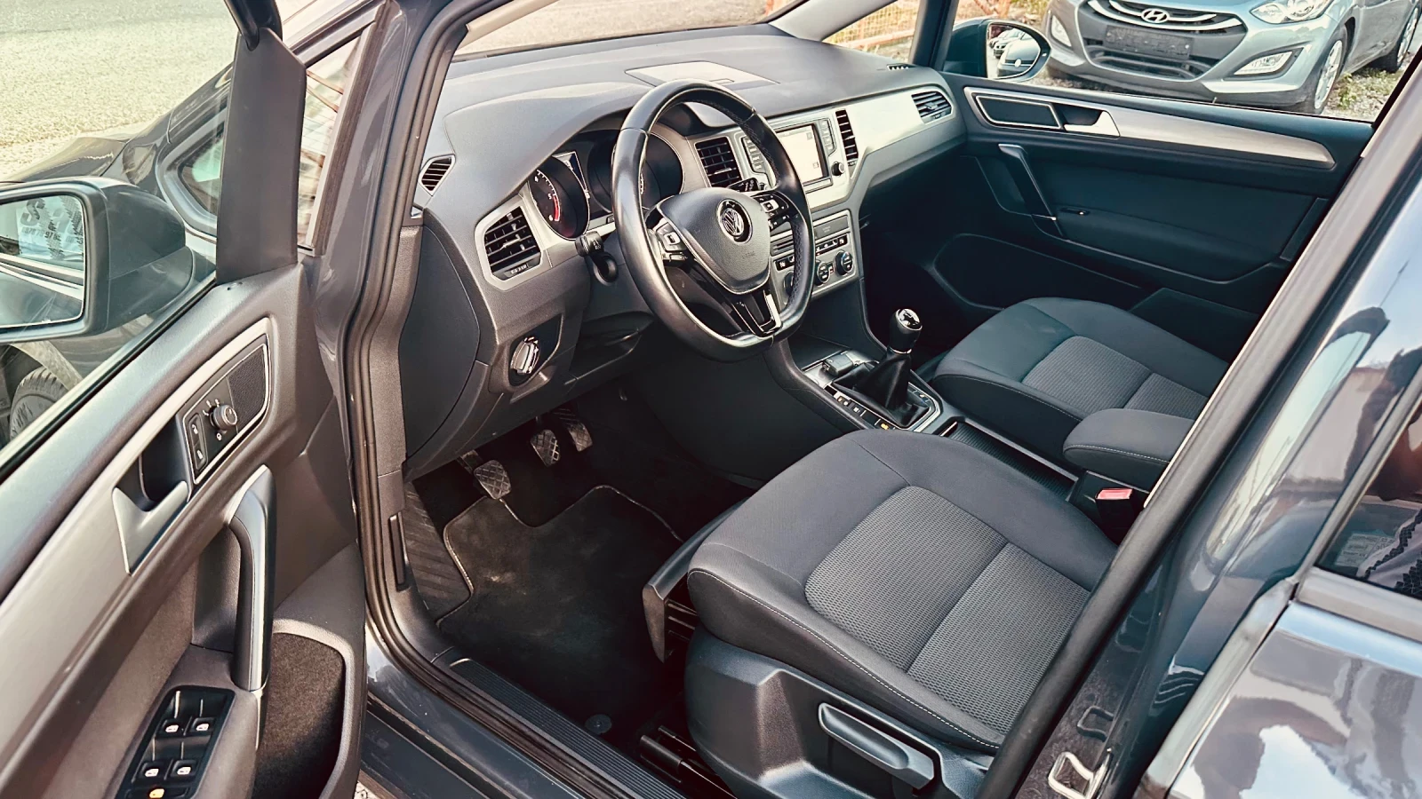 VW Sportsvan 1.6TDI, снимка 8 - Автомобили и джипове - 55620819