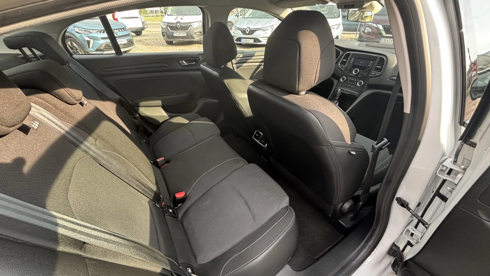 Renault Megane Sedan 1.3TCe 140 к.с./Life, снимка 11 - Автомобили и джипове - 55903459