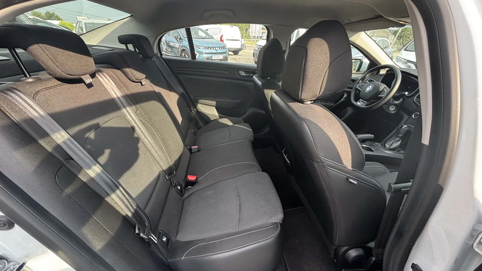 Renault Megane Sedan 1.3TCe 140 к.с./Life, снимка 10 - Автомобили и джипове - 55903459