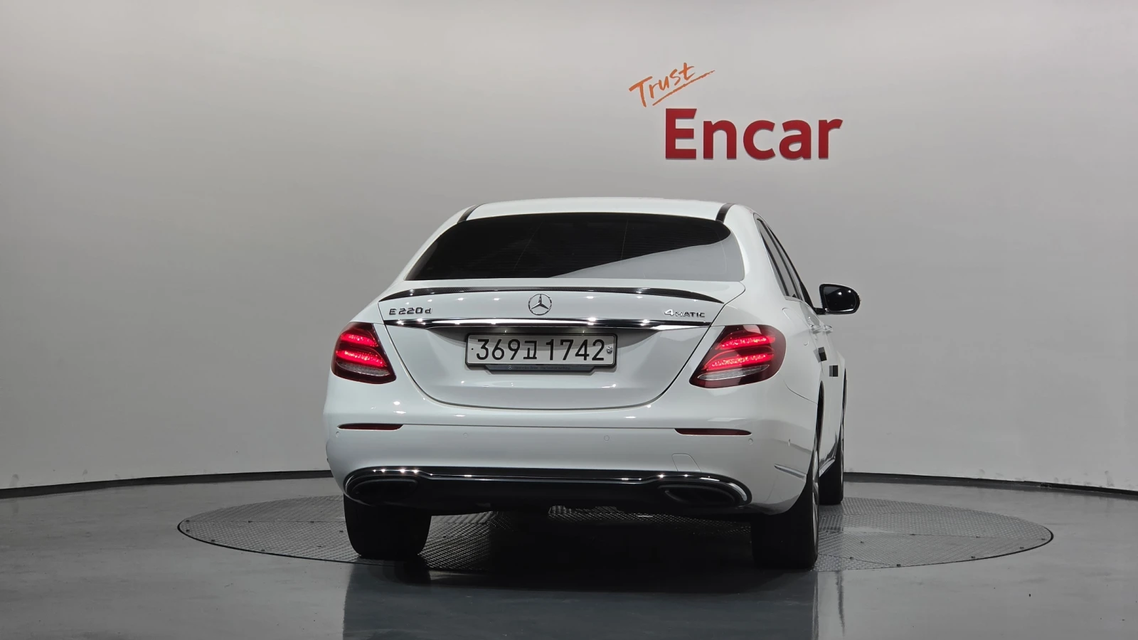 Mercedes-Benz E 220 BLIND SPOT* HUD* ПОДГРЕВ ВОЛАН* ЛЮК* КРАЙНА ЦЕНА, снимка 4 - Автомобили и джипове - 55982756