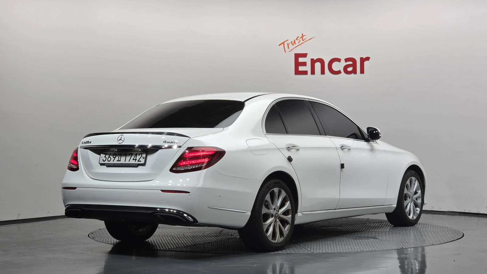 Mercedes-Benz E 220 BLIND SPOT* HUD* ПОДГРЕВ ВОЛАН* ЛЮК* КРАЙНА ЦЕНА, снимка 2 - Автомобили и джипове - 55982756