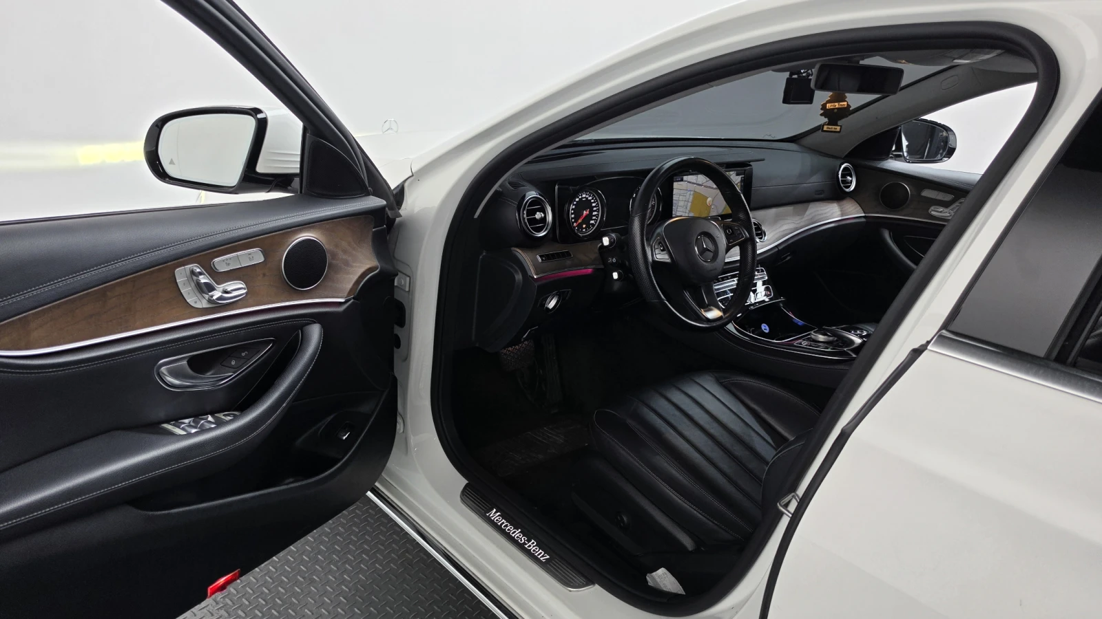 Mercedes-Benz E 220 BLIND SPOT* HUD* ПОДГРЕВ ВОЛАН* ЛЮК* КРАЙНА ЦЕНА, снимка 10 - Автомобили и джипове - 55982756
