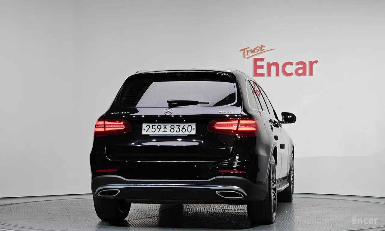 Mercedes-Benz GLC 300 4MATIC AMG Line/ПОДГРЕВ/ХЕДЪП/360/ПАНО/ПОДГРЕВ/, снимка 4 - Автомобили и джипове - 56002941