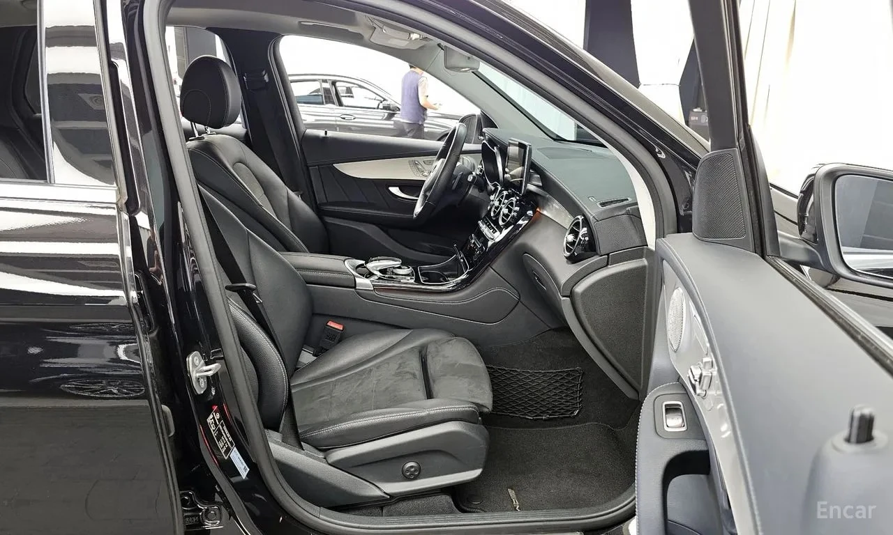 Mercedes-Benz GLC 300 4MATIC AMG Line/ПОДГРЕВ/ХЕДЪП/360/ПАНО/ПОДГРЕВ/, снимка 11 - Автомобили и джипове - 56002941