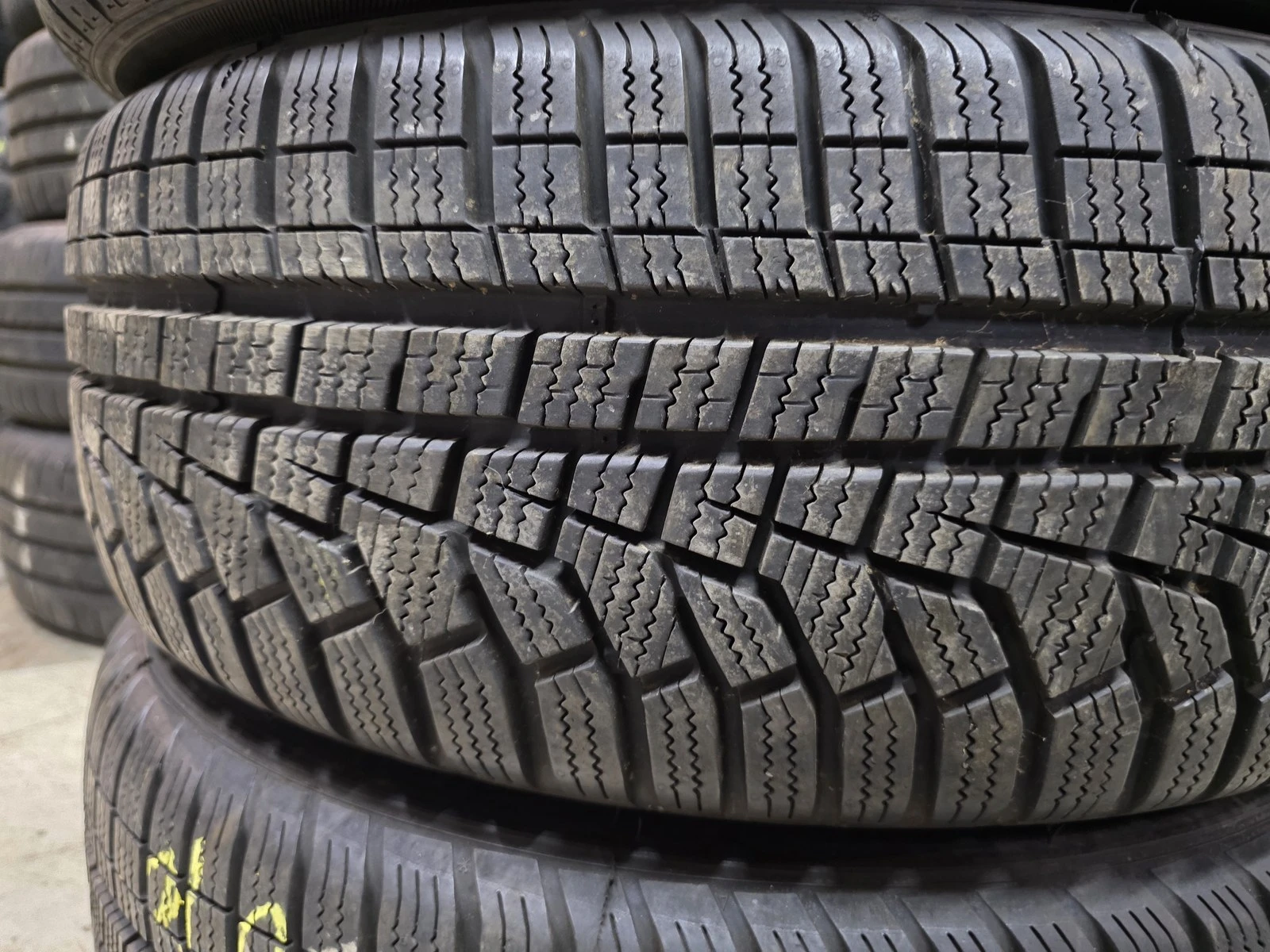 Гуми Зимни 195/55R16, снимка 3 - Гуми и джанти - 56725981