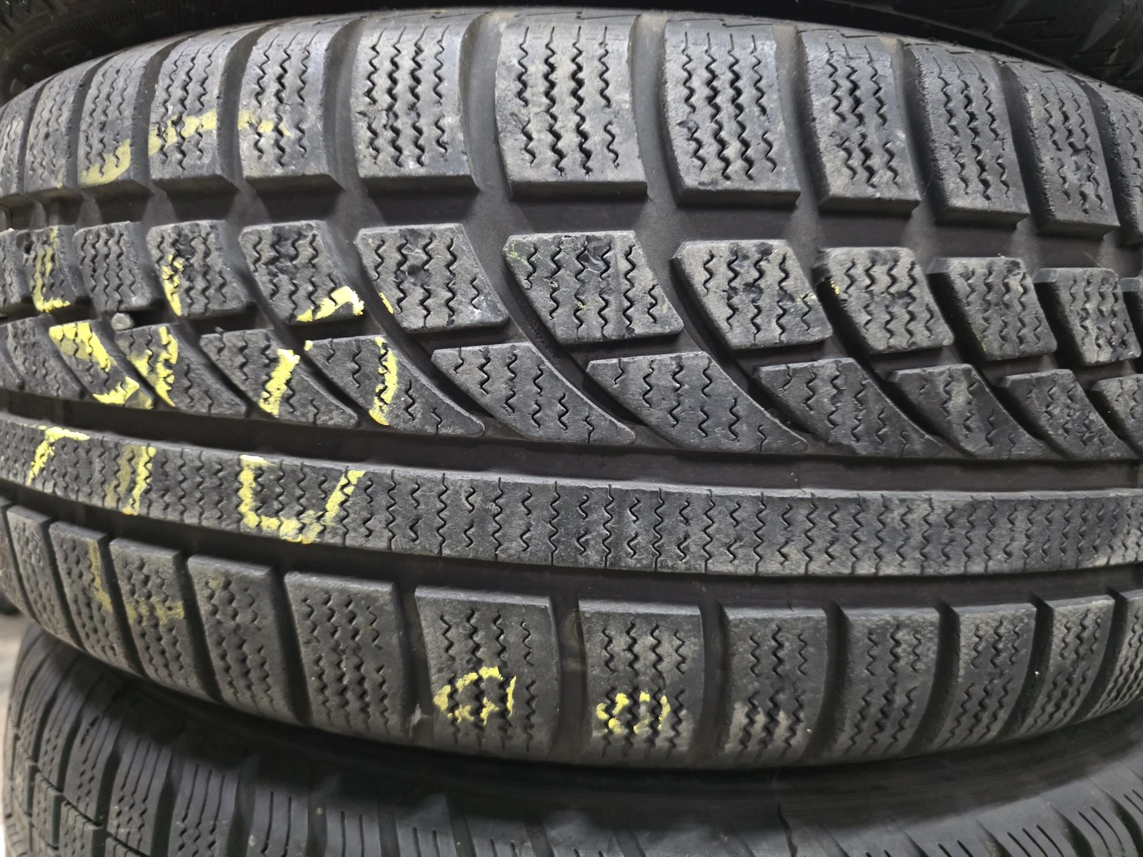 Гуми Зимни 195/55R16, снимка 2 - Гуми и джанти - 56725981