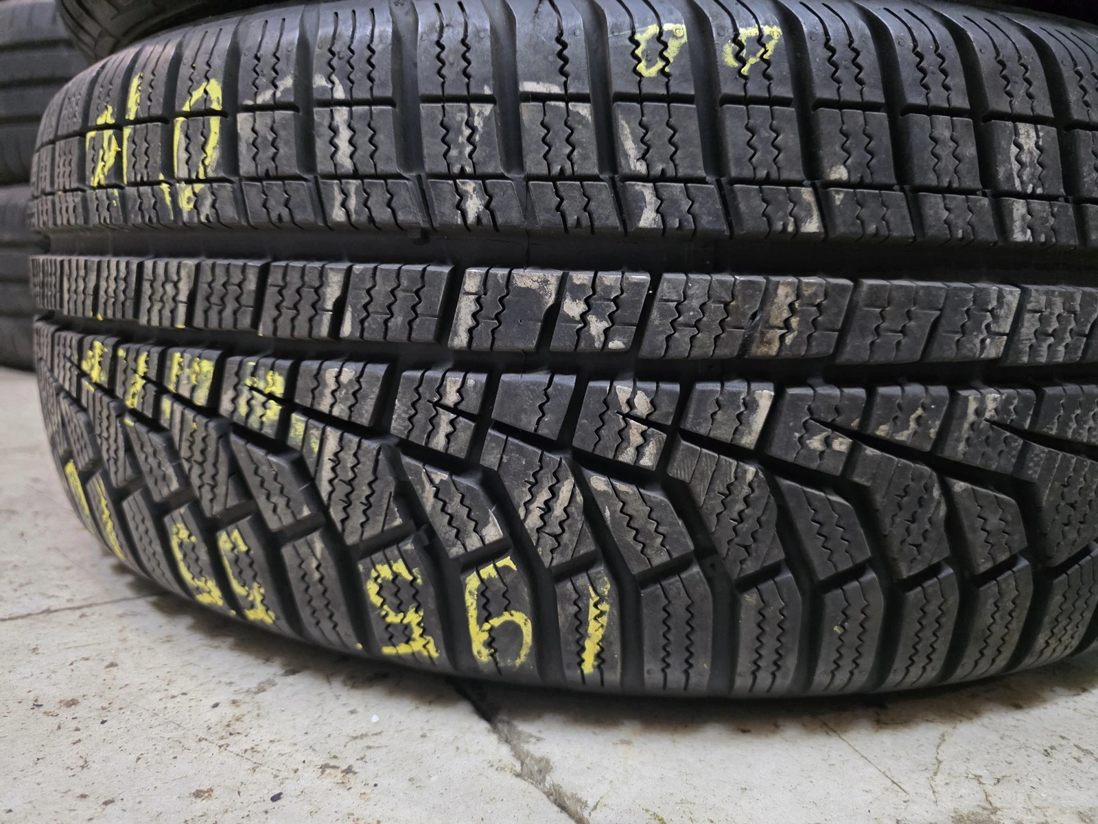 Гуми Зимни 195/55R16, снимка 4 - Гуми и джанти - 56725981