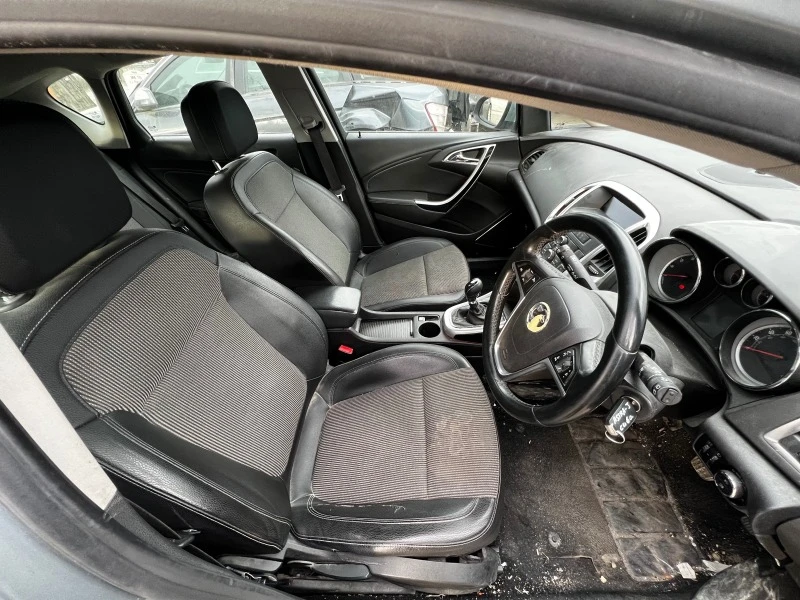 Opel Astra J 1.6 i , снимка 9 - Автомобили и джипове - 39369436