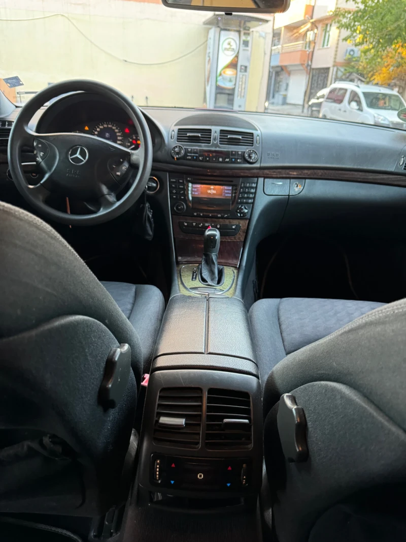 Mercedes-Benz E 240 E klasa 2, 4 benzin 200+ + , снимка 6 - Автомобили и джипове - 48849595