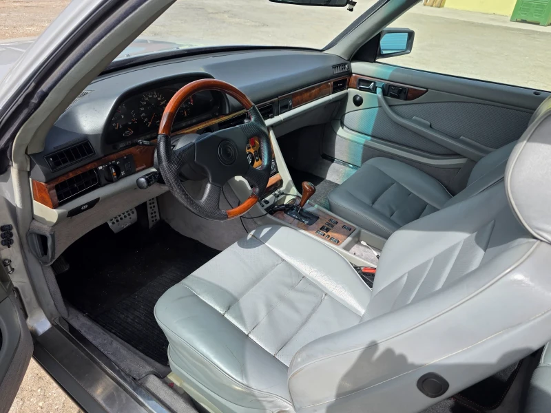 Mercedes-Benz 560 SEC, снимка 8 - Автомобили и джипове - 49939651