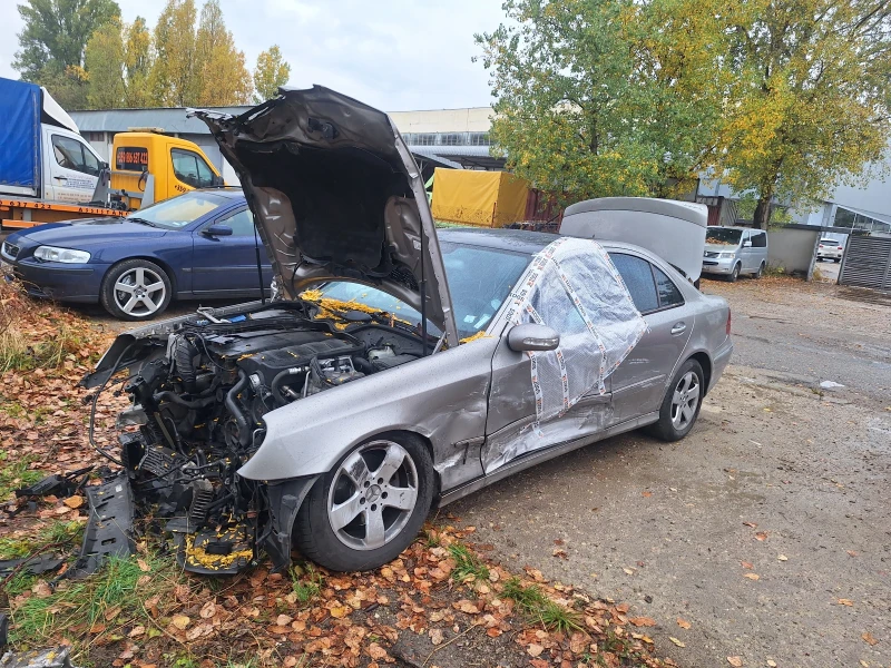 Mercedes-Benz E 220, снимка 4 - Автомобили и джипове - 52512376