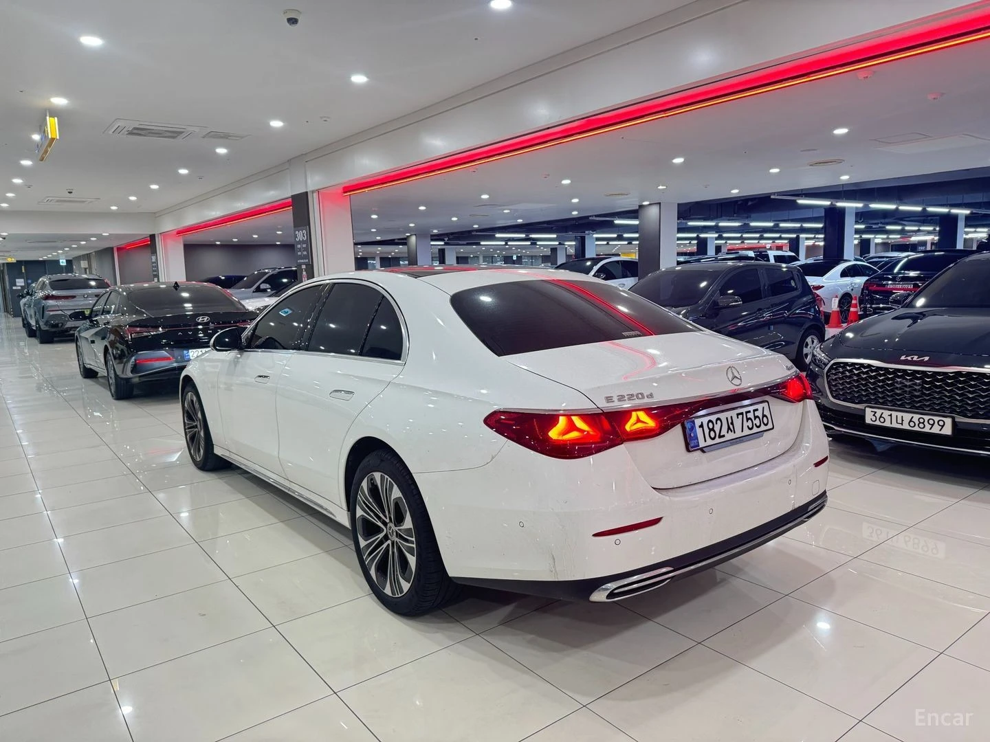 Mercedes-Benz E 220 4MATIC EXCLUSIVE* КОЖА* ОБДУХВ* НАВИ* ПАНО* 360, снимка 2 - Автомобили и джипове - 55466495