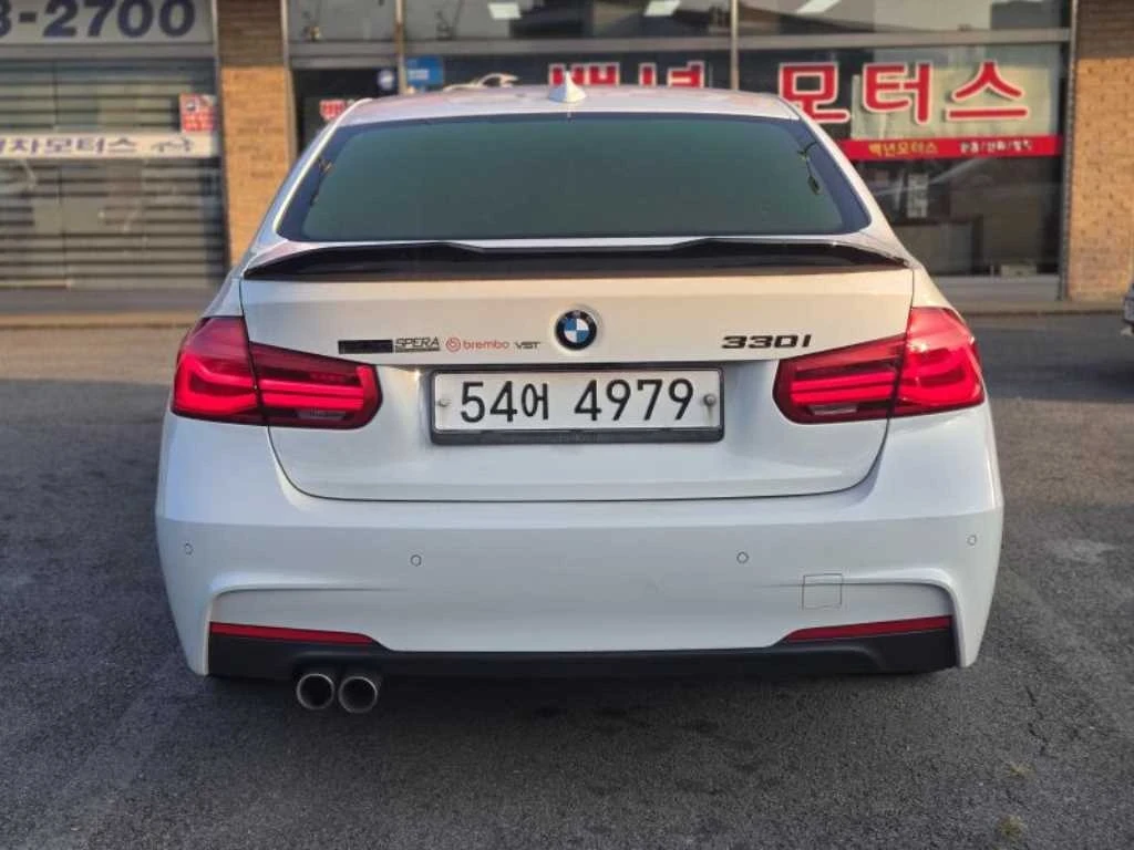 BMW 330 I * М ПАКЕТ * ЧЕРВЕНА КОЖА * ПОДГРЕВИ * ШИБИДАХ * , снимка 4 - Автомобили и джипове - 56005760