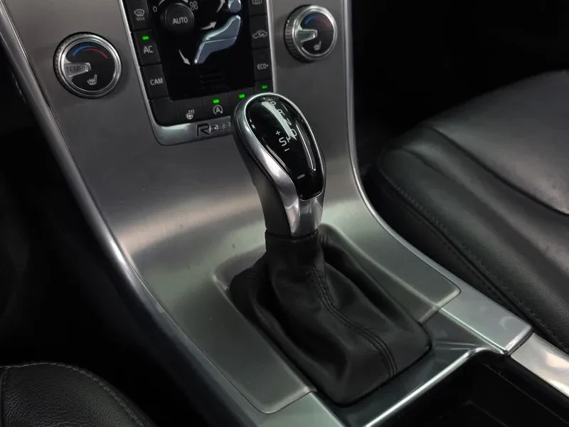 Volvo XC60 D4 - САМО 30% АВАНС, снимка 9 - Автомобили и джипове - 55927659
