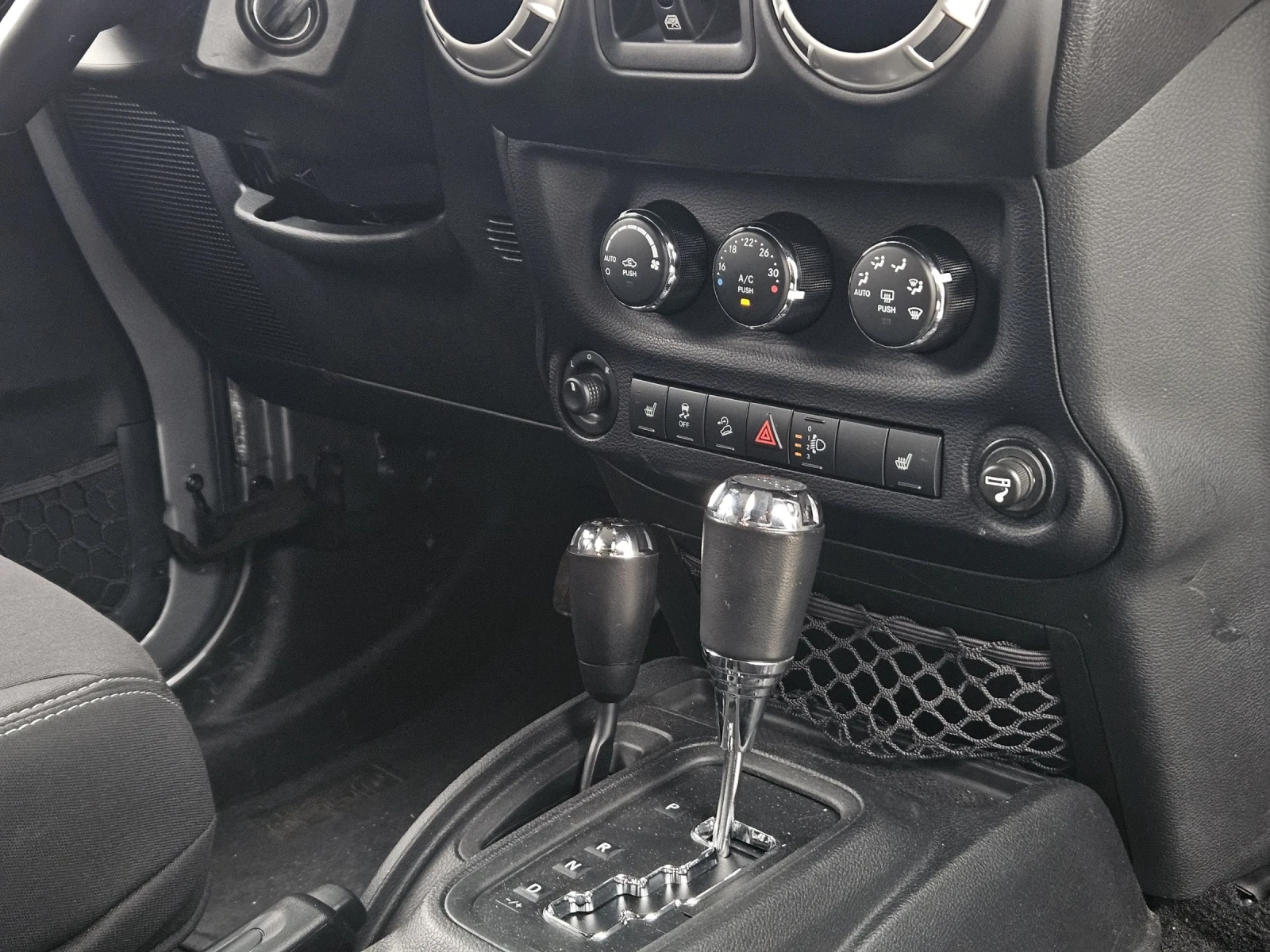 Jeep Wrangler 2.8 CRD UNLIMITED SAHARA, снимка 12 - Автомобили и джипове - 53914327