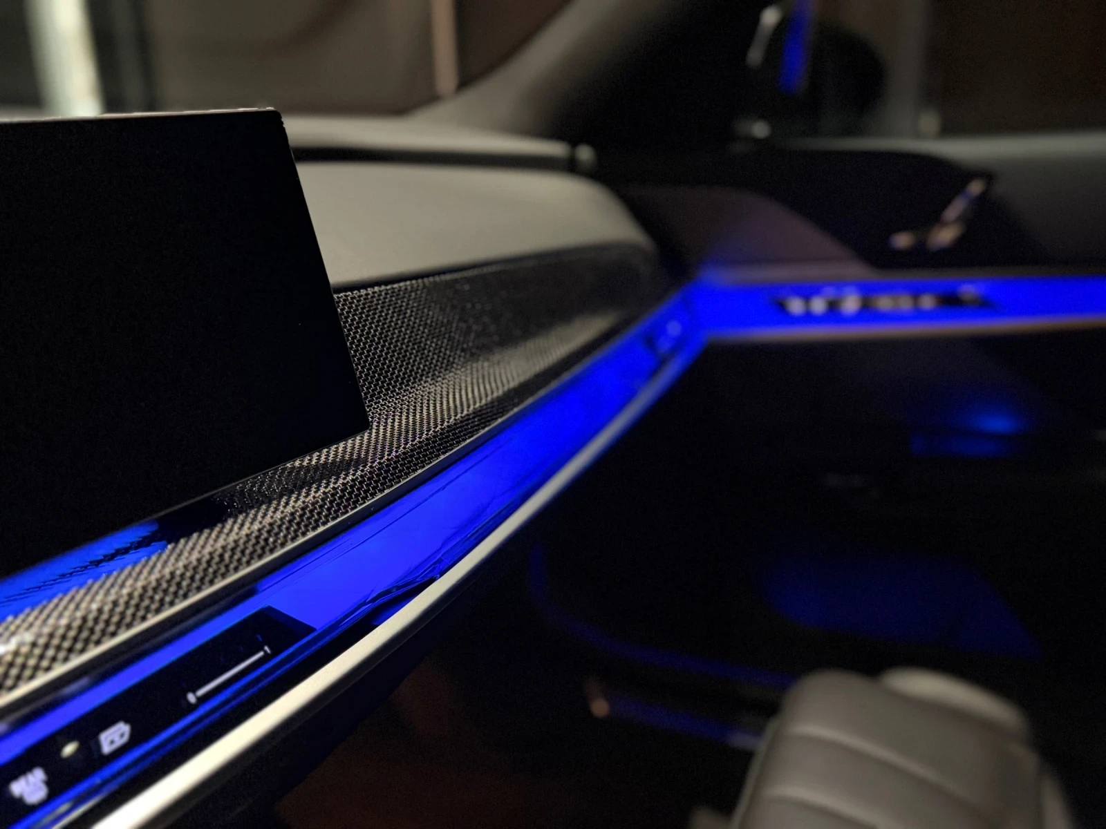 BMW 740 d xDrive M ел. врати B&W - изображение 7