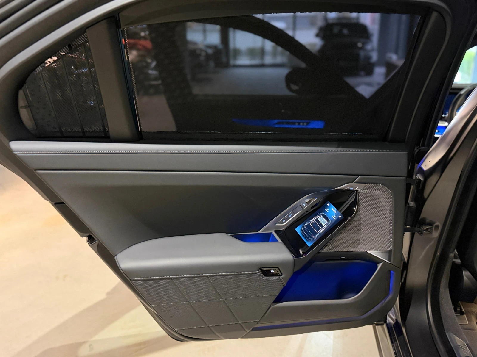 BMW 740 d xDrive M ел. врати B&W - изображение 9