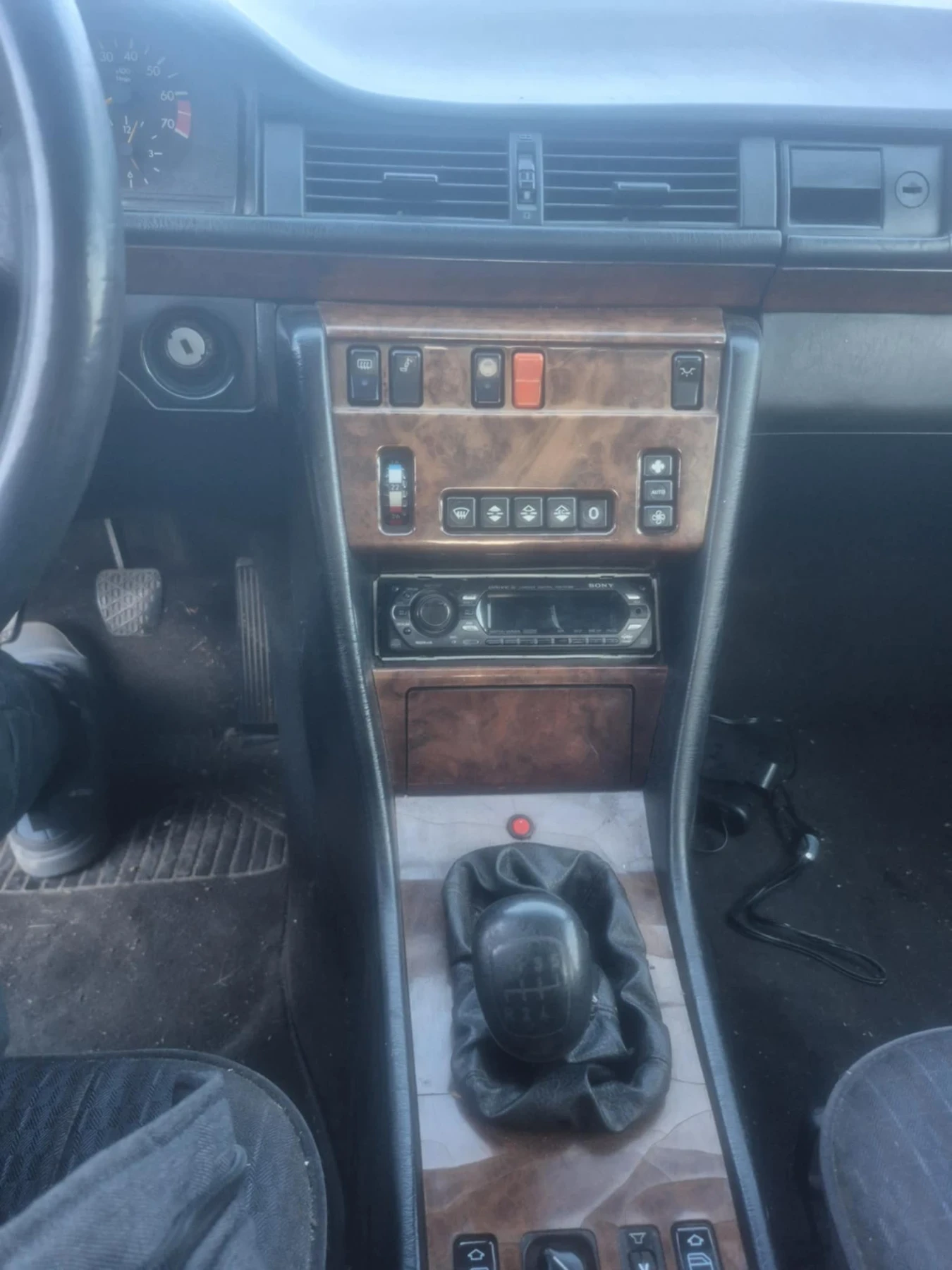 Mercedes-Benz 124  - изображение 8