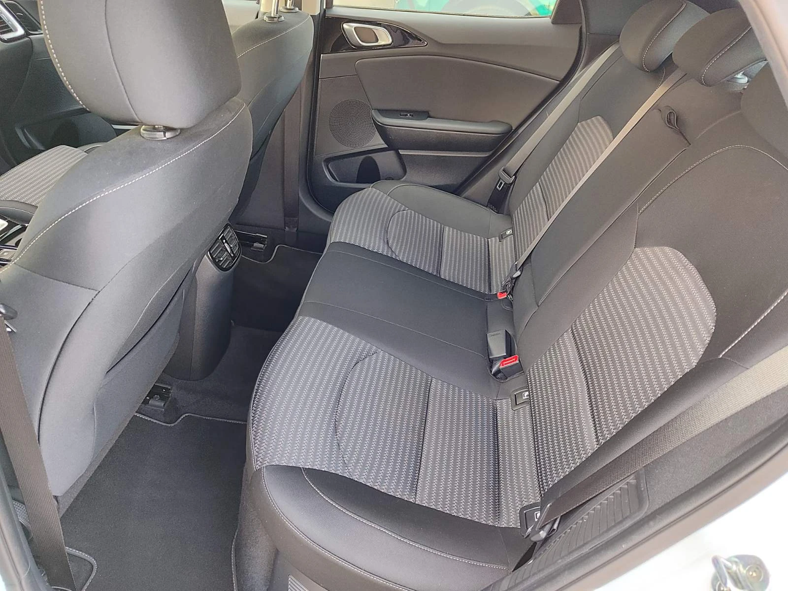 Kia XCeed Vision 1.6 GDI Plug-in-Hybrid (141hp) AT6, снимка 12 - Автомобили и джипове - 54602397