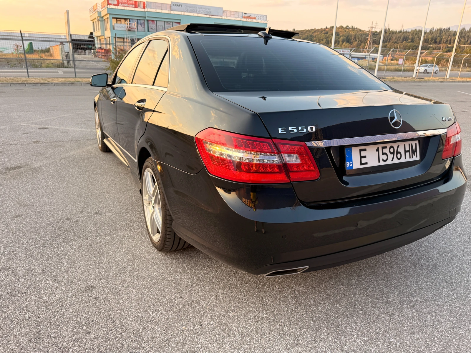 Mercedes-Benz E 500 AMG Line 4matic LPG Панорама масаж Night Visi, снимка 4 - Автомобили и джипове - 55695999