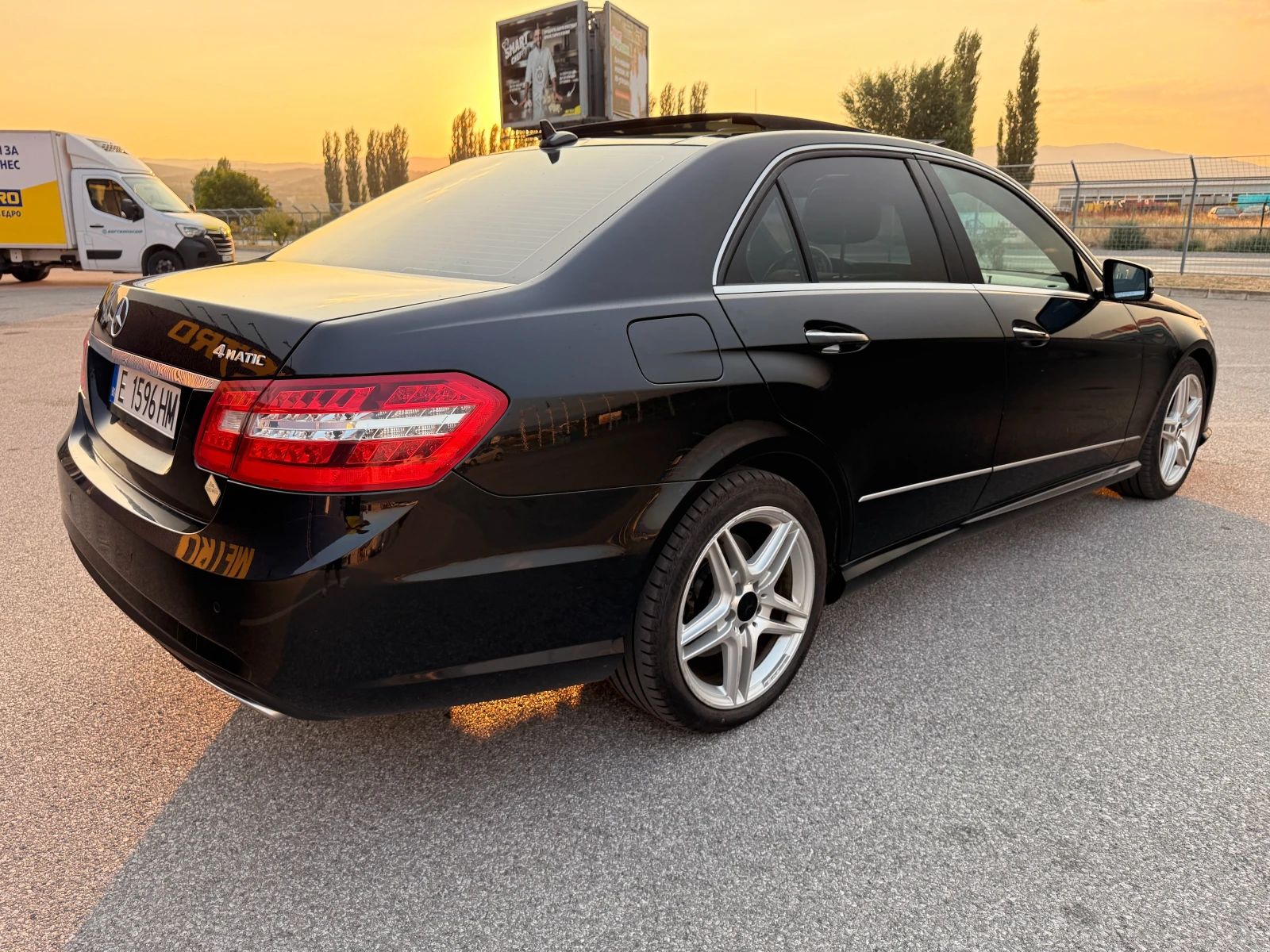 Mercedes-Benz E 500 AMG Line 4matic LPG Панорама масаж Night Visi, снимка 5 - Автомобили и джипове - 55695999
