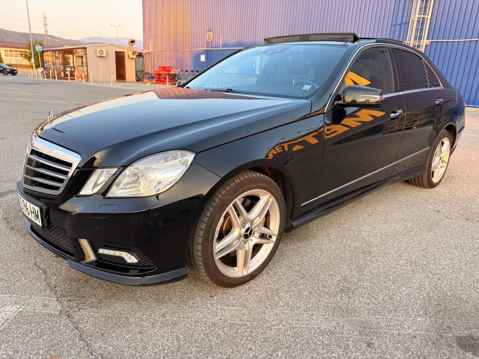 Mercedes-Benz E 500 AMG Line 4matic LPG Панорама масаж Night Visi, снимка 2 - Автомобили и джипове - 55695999