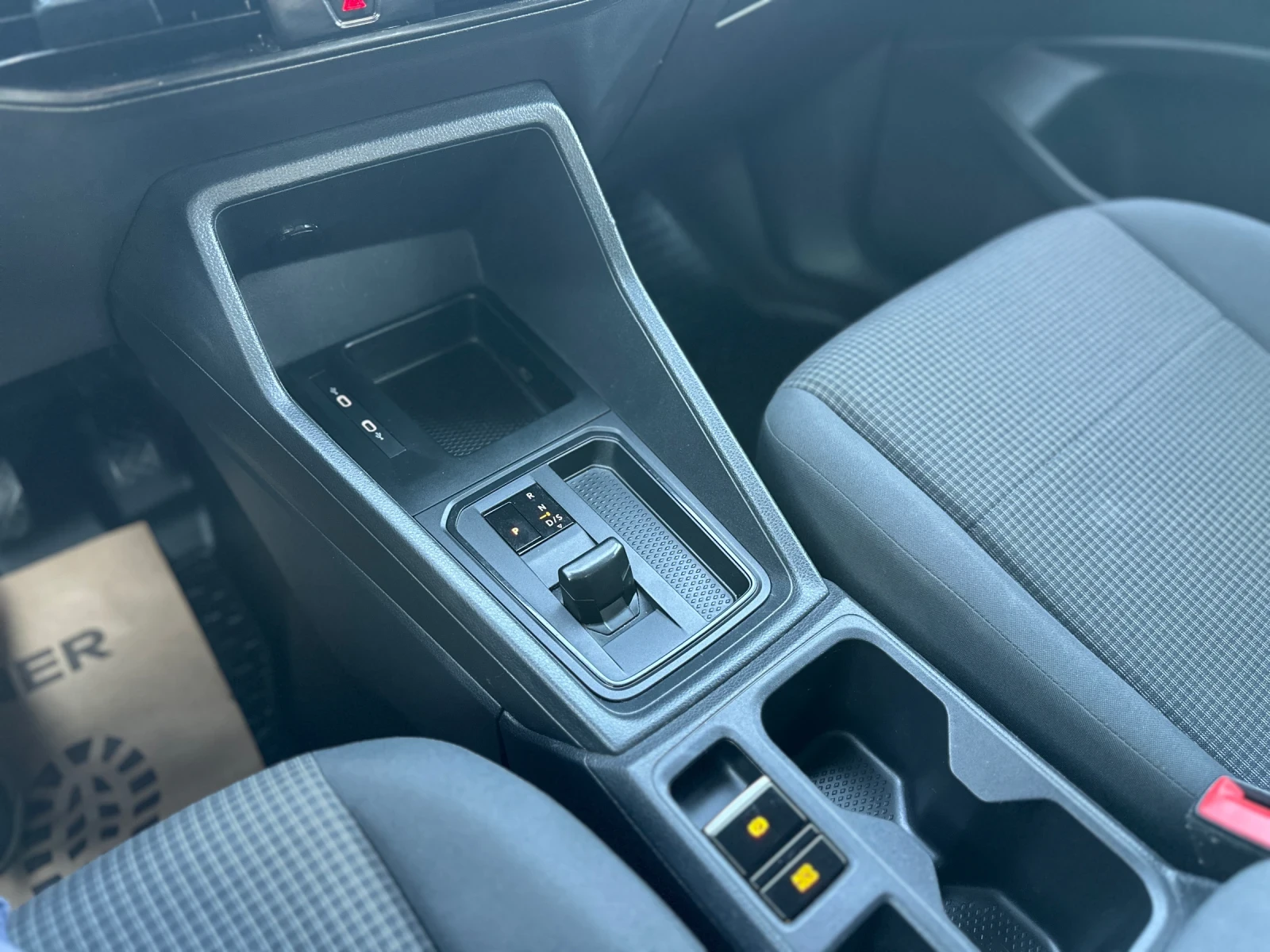 VW Caddy 2.0TDI/ЗАДНА КАМЕРА/DISTR/FULL/TOP, снимка 14 - Автомобили и джипове - 55905144