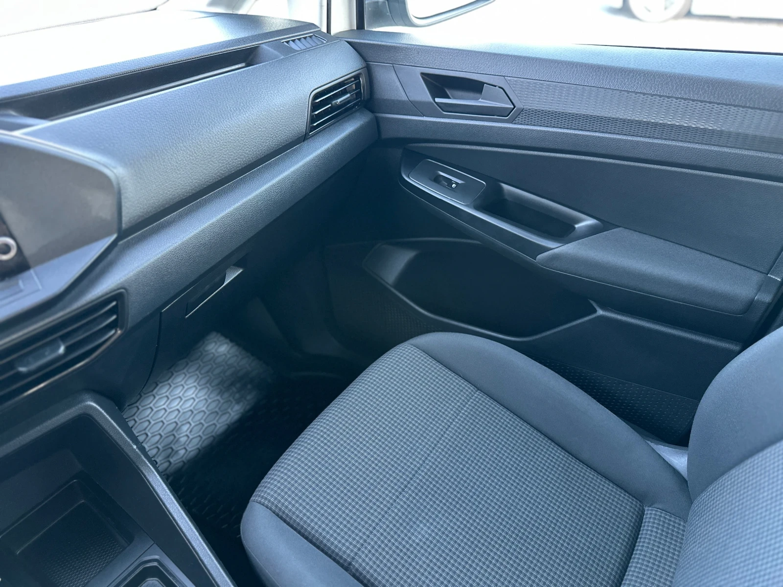 VW Caddy 2.0TDI/ЗАДНА КАМЕРА/DISTR/FULL/TOP, снимка 15 - Автомобили и джипове - 55905144
