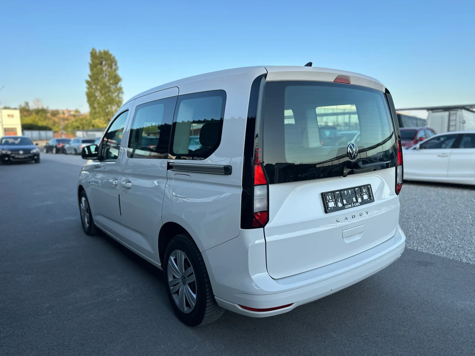 VW Caddy 2.0TDI/ЗАДНА КАМЕРА/DISTR/FULL/TOP, снимка 5 - Автомобили и джипове - 55905144