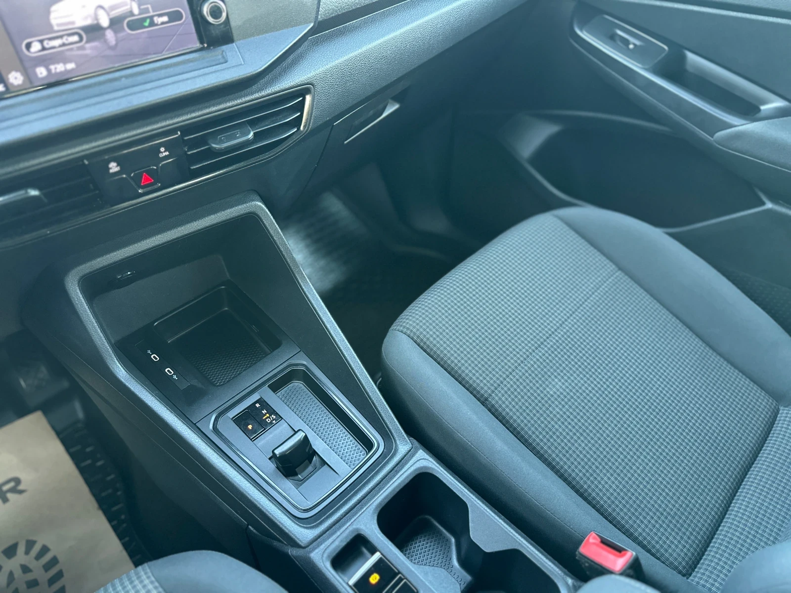 VW Caddy 2.0TDI/ЗАДНА КАМЕРА/DISTR/FULL/TOP, снимка 17 - Автомобили и джипове - 55905144