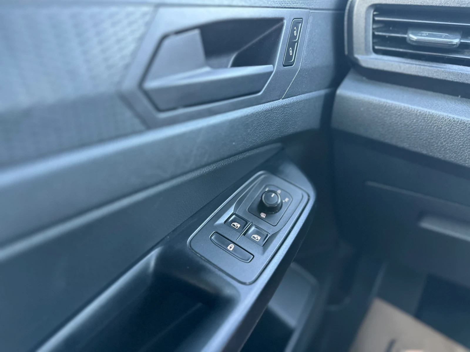 VW Caddy 2.0TDI/ЗАДНА КАМЕРА/DISTR/FULL/TOP, снимка 16 - Автомобили и джипове - 55905144