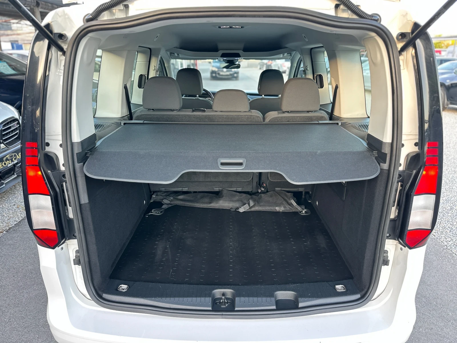 VW Caddy 2.0TDI/ЗАДНА КАМЕРА/DISTR/FULL/TOP, снимка 8 - Автомобили и джипове - 55905144