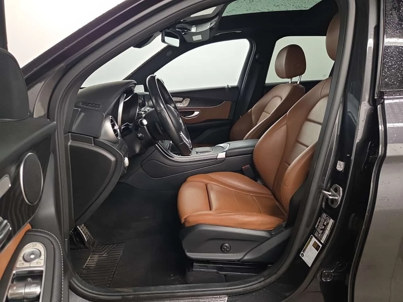 Mercedes-Benz GLC 300 * CARFAX *  АВТОКРЕДИТ БЕЗ ПЪРВОНАЧАЛНА ВНОСКА, снимка 4 - Автомобили и джипове - 54739525