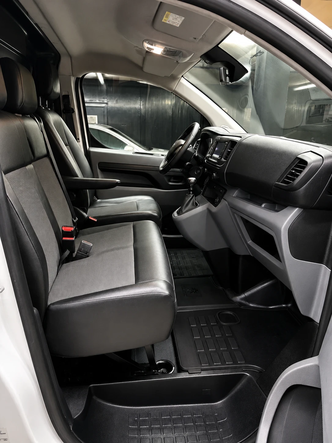 Peugeot Expert 2.0 HDI:: НОВ 29000КМ::6 СКОРОСТИ::3МЕСТЕН::, снимка 8 - Бусове и автобуси - 55423044