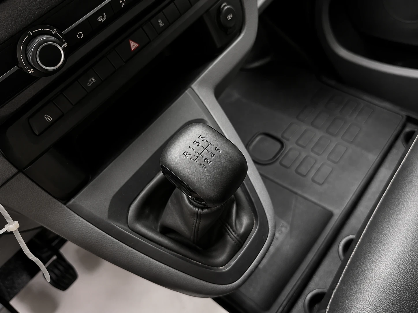 Peugeot Expert 2.0 HDI:: НОВ 29000КМ::6 СКОРОСТИ::3МЕСТЕН::, снимка 12 - Бусове и автобуси - 55423044