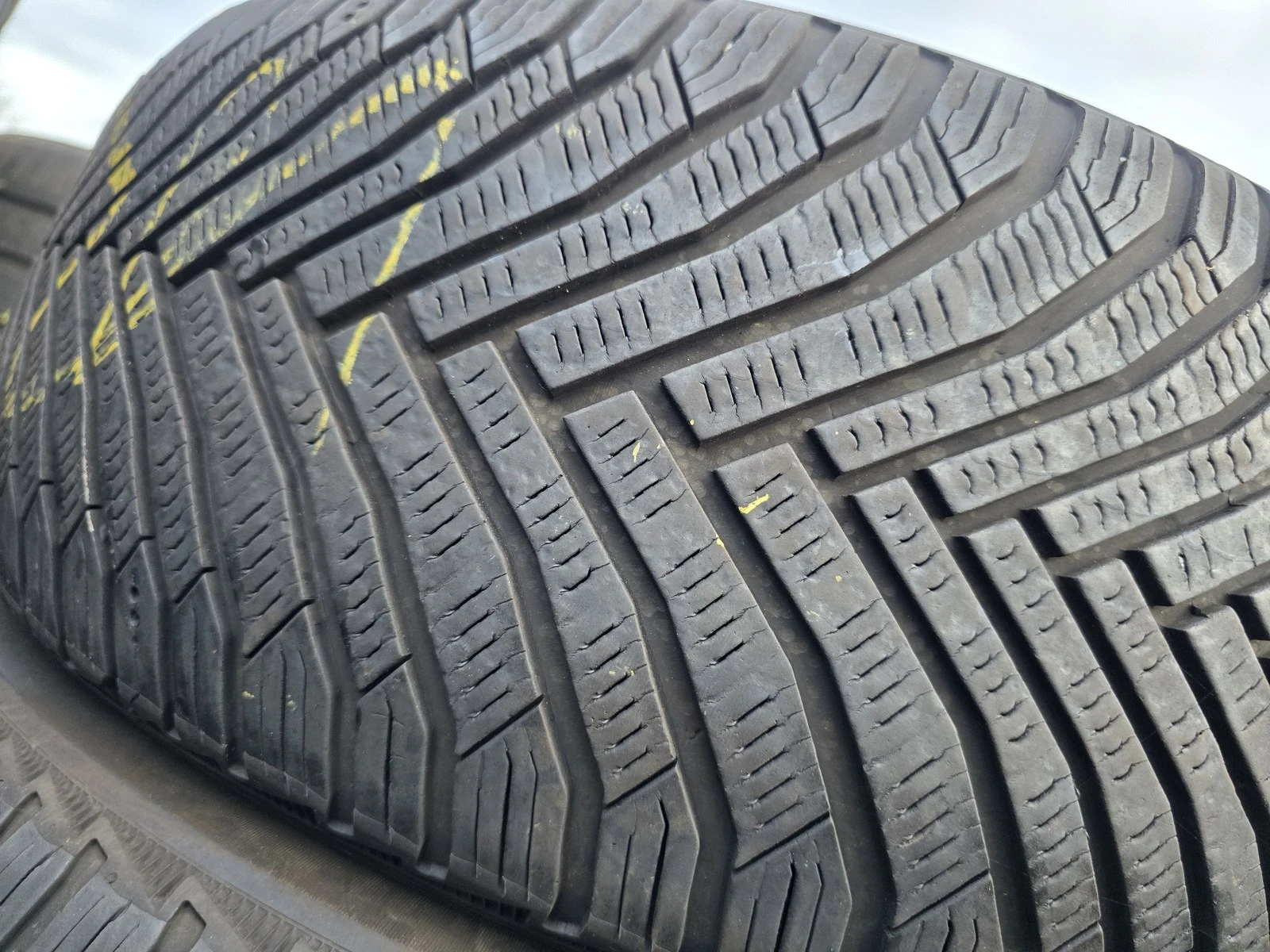Гуми Зимни 215/60R16, снимка 4 - Гуми и джанти - 56725882