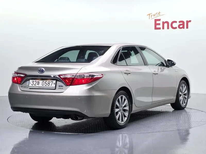 Toyota Camry HYBRID XLE, снимка 2 - Автомобили и джипове - 55047065