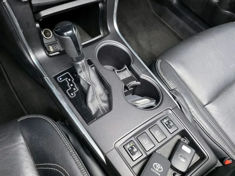 Toyota Camry HYBRID XLE, снимка 9 - Автомобили и джипове - 55047065
