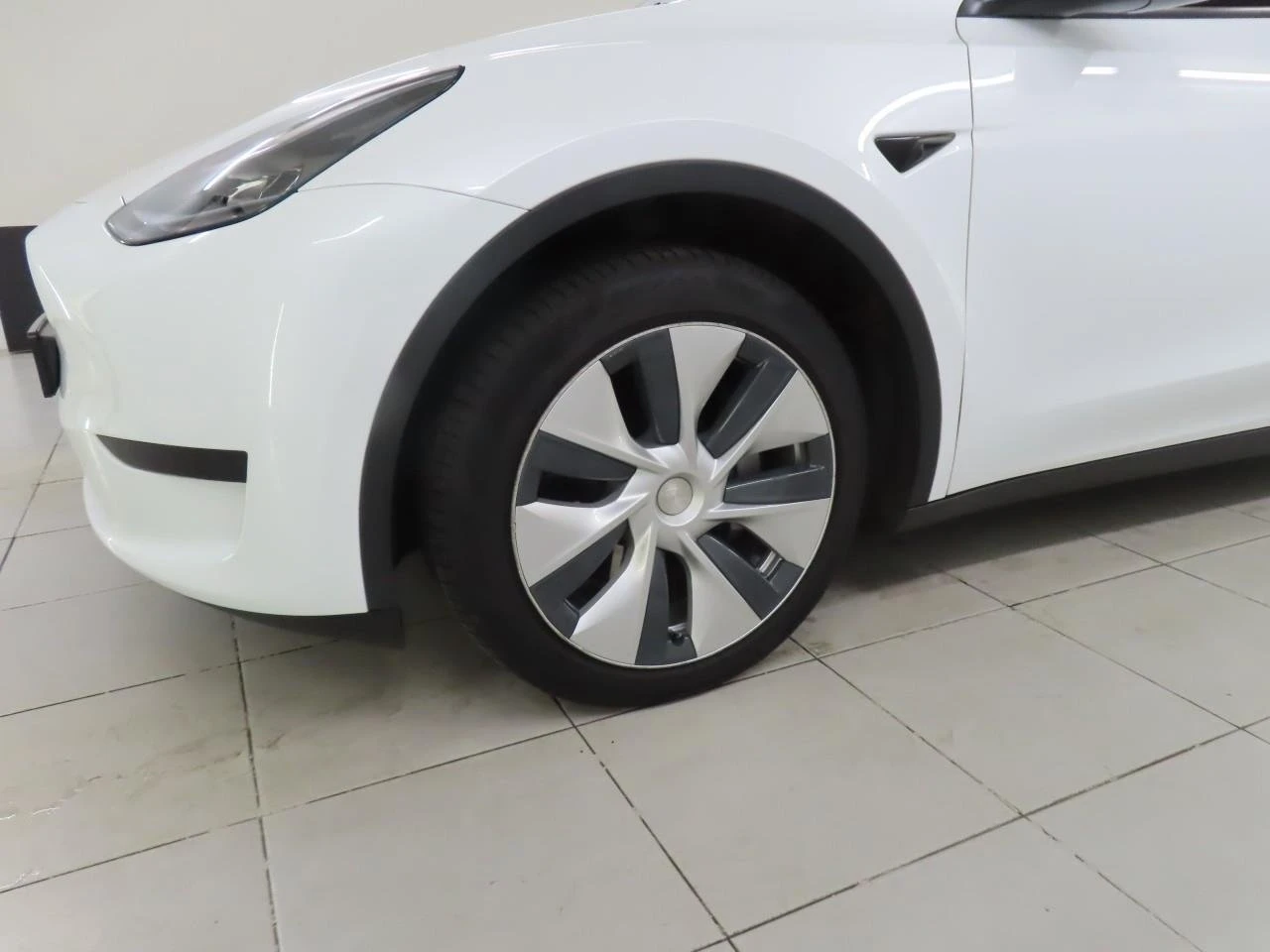 Tesla Model Y Standard Range, снимка 4 - Автомобили и джипове - 53823355