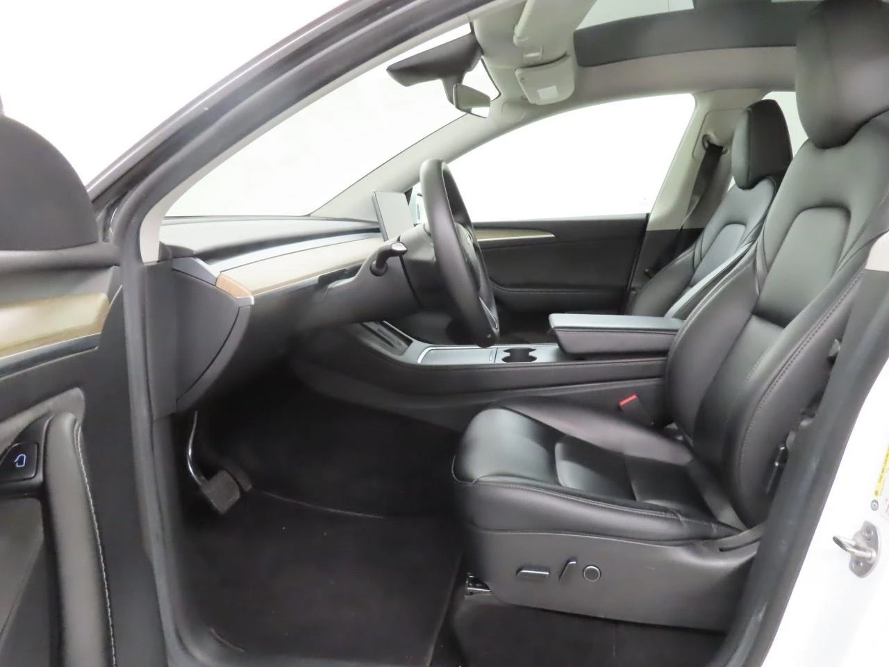 Tesla Model Y Standard Range, снимка 9 - Автомобили и джипове - 53823355