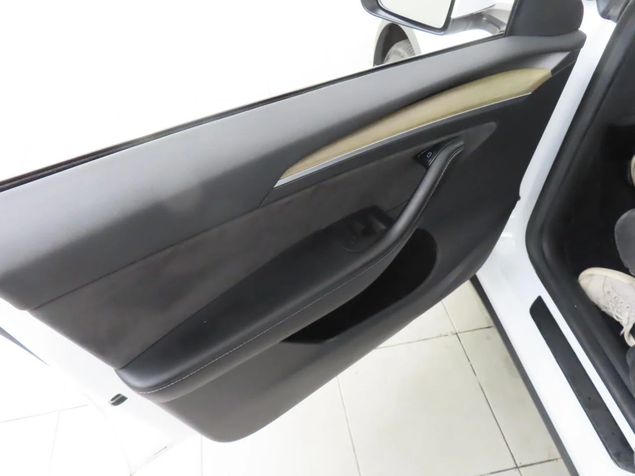 Tesla Model Y Standard Range, снимка 6 - Автомобили и джипове - 53823355