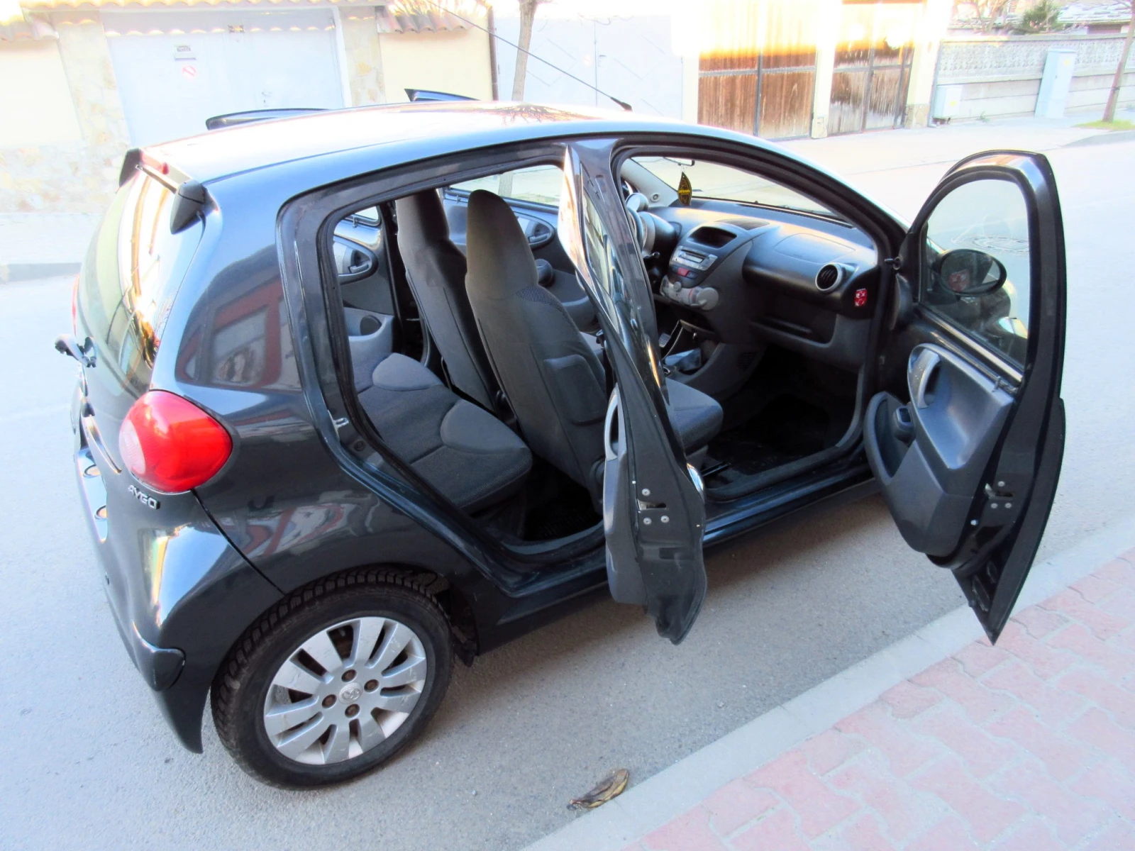 Toyota Aygo 1.0i, снимка 10 - Автомобили и джипове - 54156659