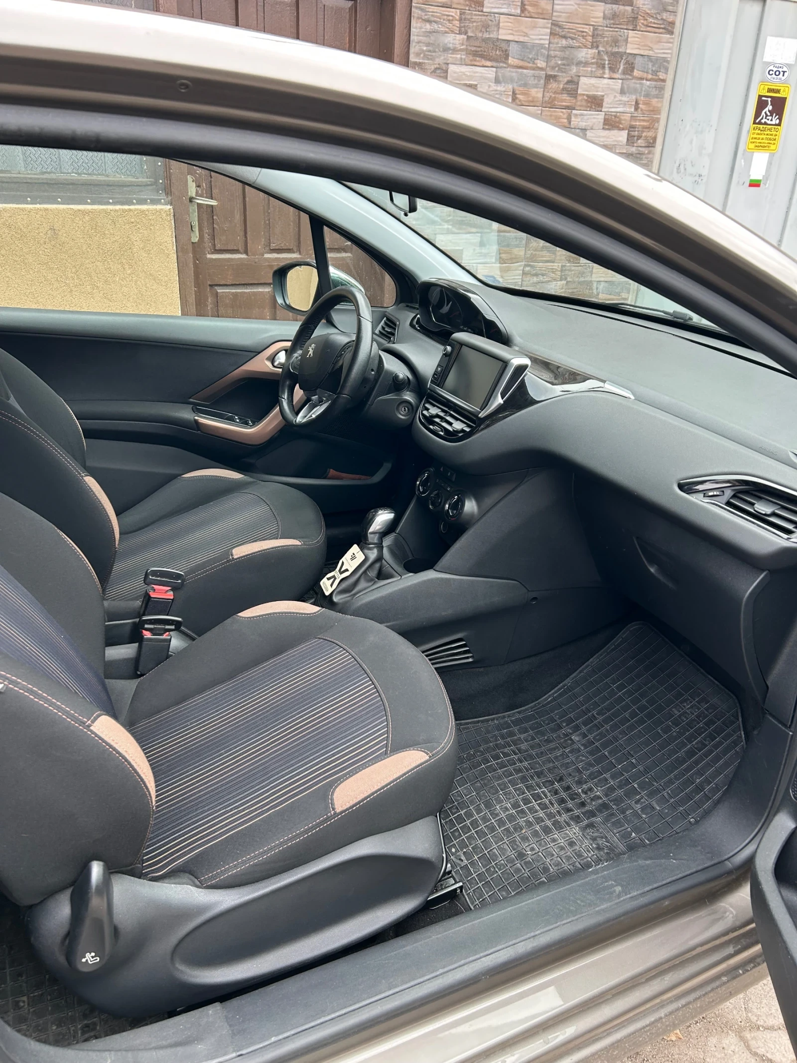 Peugeot 208, снимка 4 - Автомобили и джипове - 56645863
