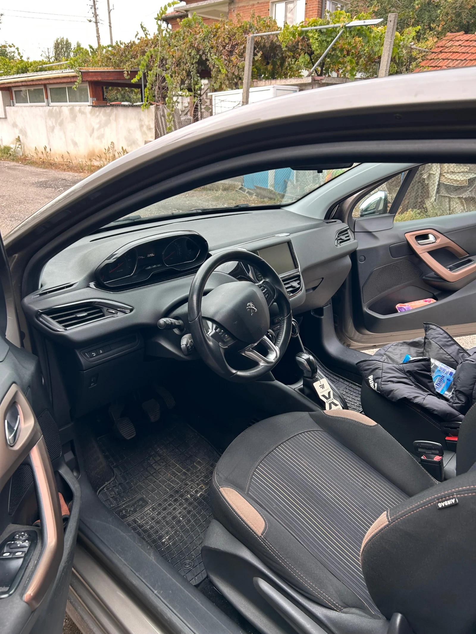 Peugeot 208, снимка 6 - Автомобили и джипове - 56645863