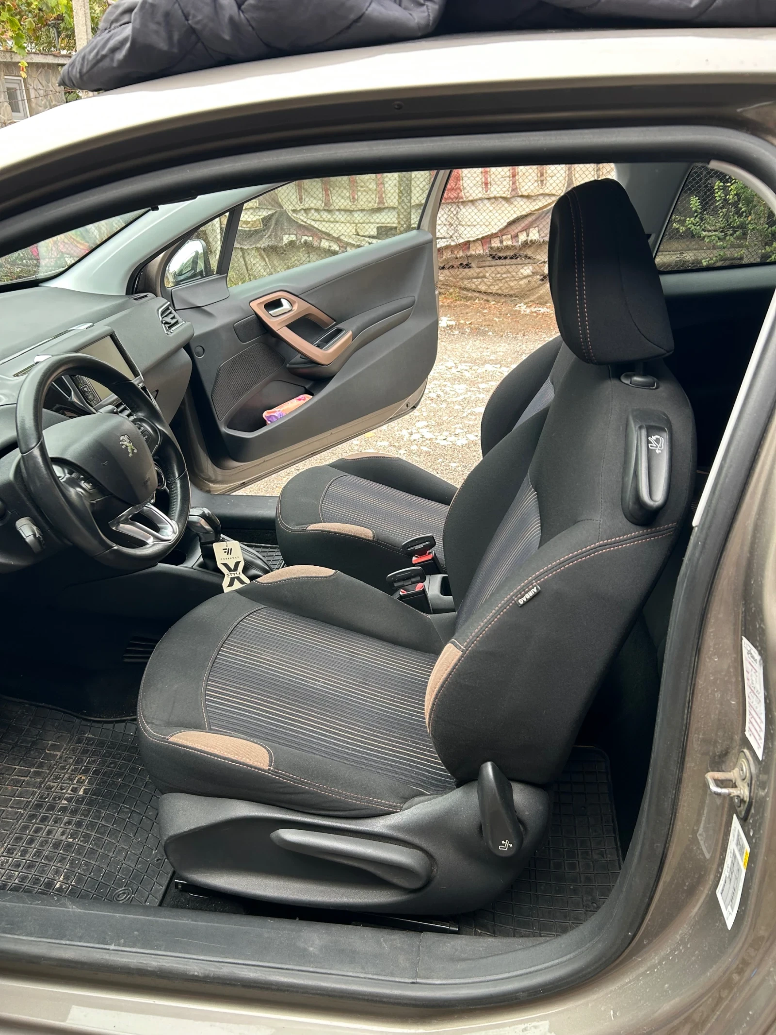 Peugeot 208, снимка 11 - Автомобили и джипове - 56645863