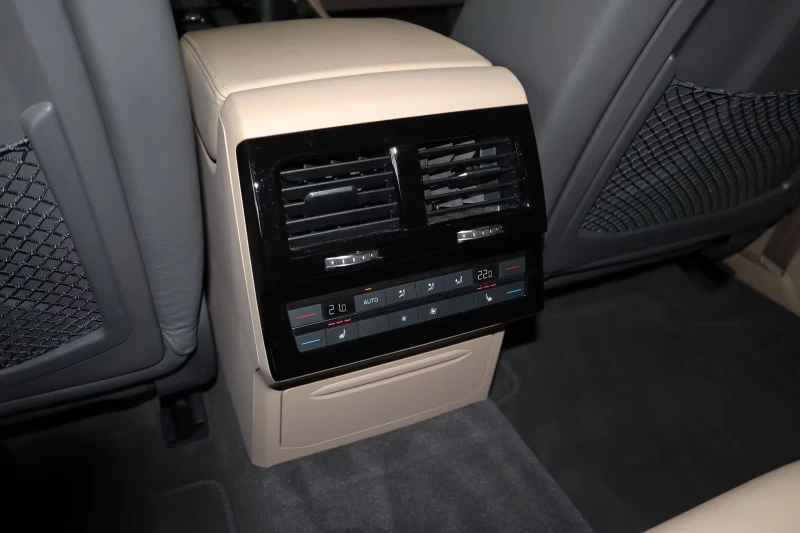 VW Touareg 3.0/TDI/4M/R-LINE/LM21/ALLRDLG/LUFT/DYNA/167D, снимка 10 - Автомобили и джипове - 52168094