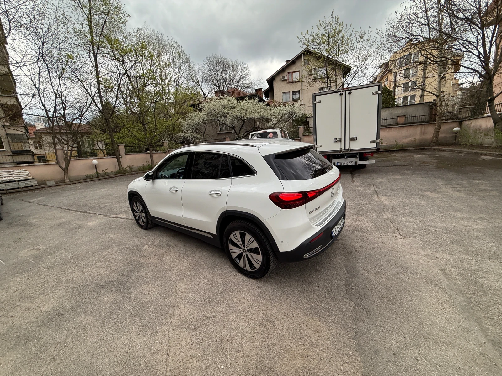 Mercedes-Benz EQA 300 4 Matic, снимка 2 - Автомобили и джипове - 54296525