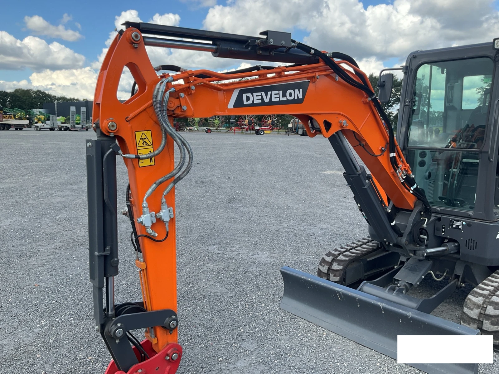 Багер Develon DX35Z-7 - изображение 4