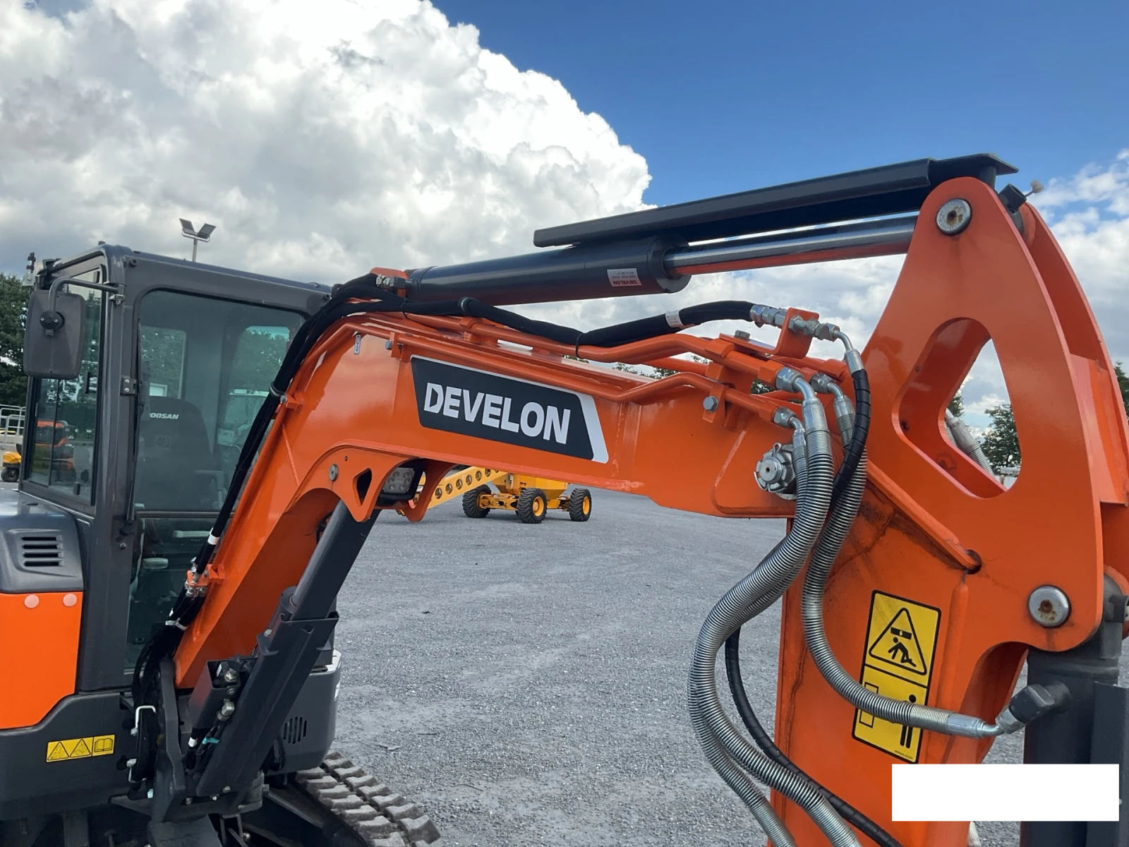 Багер Develon DX35Z-7 - изображение 7